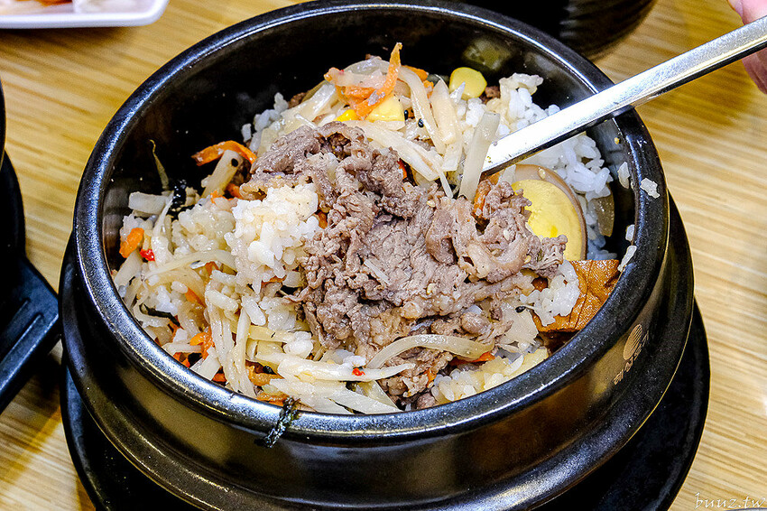 海鮮煎餅外酥內軟Q,石全石美老牌韓式料理,部隊鍋澎湃食材,韓國泡麵牽絲起司好誘人!