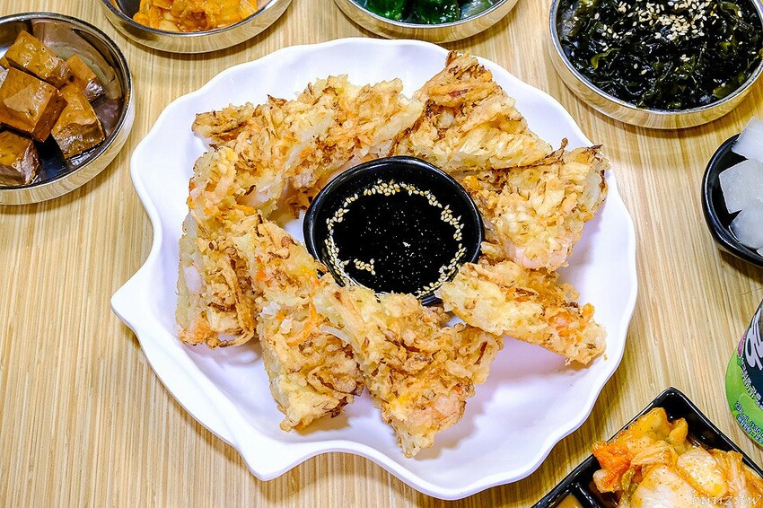 海鮮煎餅外酥內軟Q,石全石美老牌韓式料理,部隊鍋澎湃食材,韓國泡麵牽絲起司好誘人!