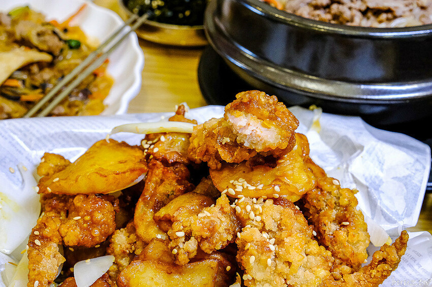 海鮮煎餅外酥內軟Q,石全石美老牌韓式料理,部隊鍋澎湃食材,韓國泡麵牽絲起司好誘人!