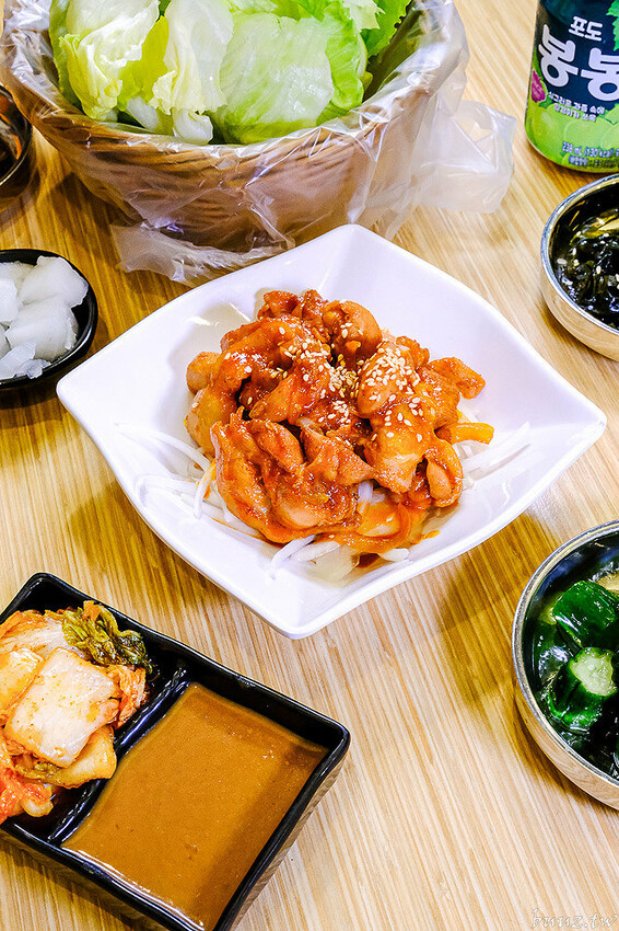 海鮮煎餅外酥內軟Q,石全石美老牌韓式料理,部隊鍋澎湃食材,韓國泡麵牽絲起司好誘人!