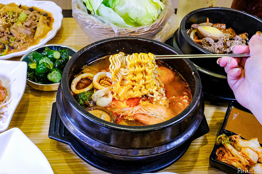 海鮮煎餅外酥內軟Q,石全石美老牌韓式料理,部隊鍋澎湃食材,韓國泡麵牽絲起司好誘人!