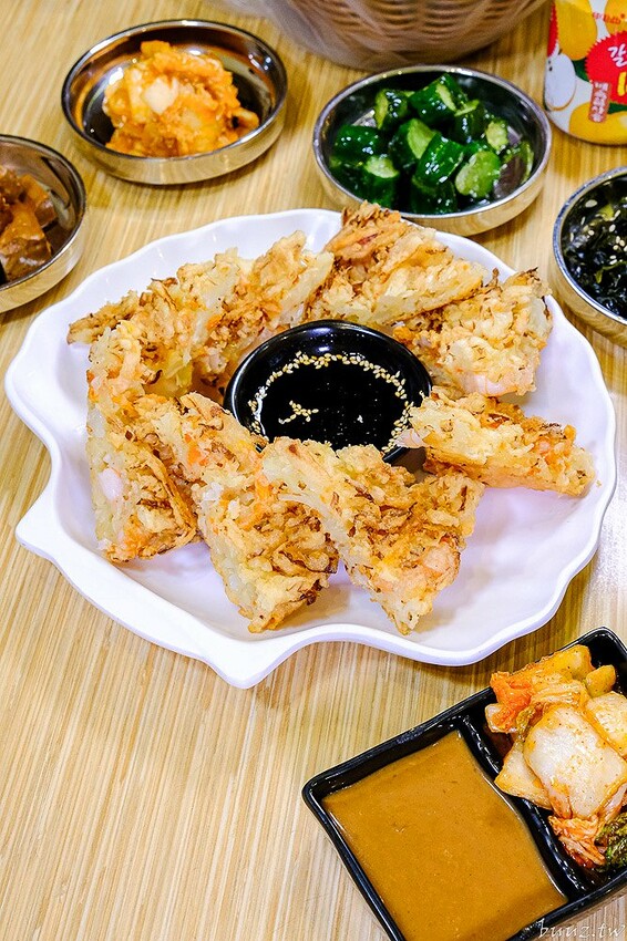 海鮮煎餅外酥內軟Q,石全石美老牌韓式料理,部隊鍋澎湃食材,韓國泡麵牽絲起司好誘人!