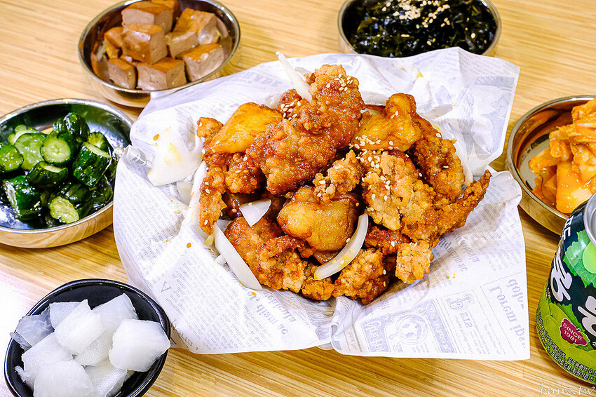 海鮮煎餅外酥內軟Q,石全石美老牌韓式料理,部隊鍋澎湃食材,韓國泡麵牽絲起司好誘人!