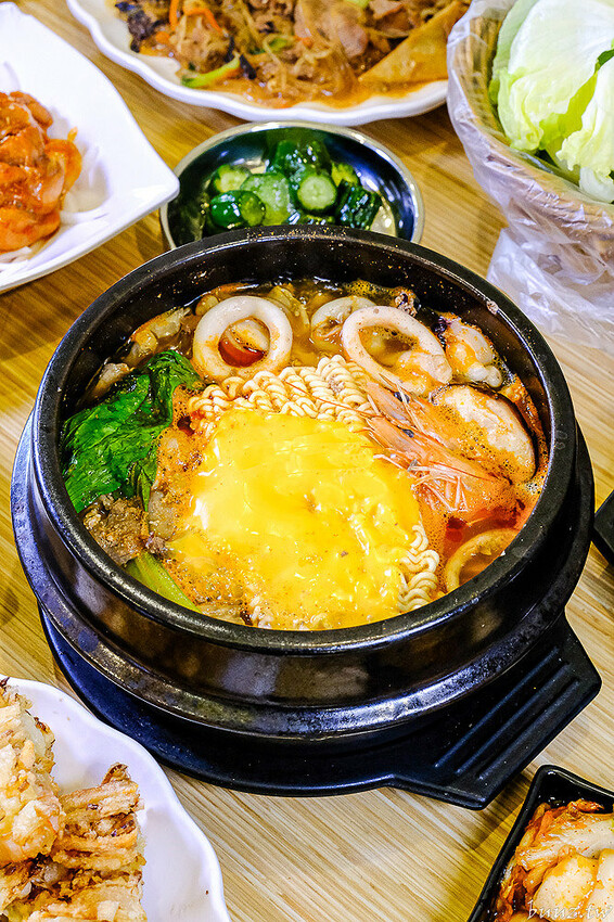 海鮮煎餅外酥內軟Q,石全石美老牌韓式料理,部隊鍋澎湃食材,韓國泡麵牽絲起司好誘人!