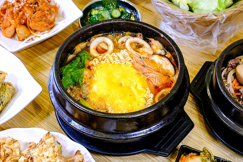 海鮮煎餅外酥內軟Q,石全石美老牌韓式料理,部隊鍋澎湃食材,韓國泡麵牽絲起司好誘人!