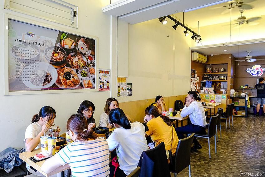 海鮮煎餅外酥內軟Q,石全石美老牌韓式料理,部隊鍋澎湃食材,韓國泡麵牽絲起司好誘人!