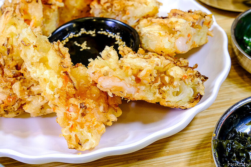 海鮮煎餅外酥內軟Q,石全石美老牌韓式料理,部隊鍋澎湃食材,韓國泡麵牽絲起司好誘人!