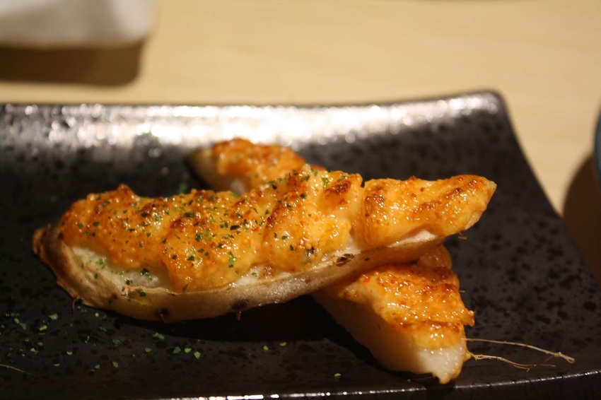 【台北松山區日式料理推薦】歐買尬海鮮串燒-金箔壽司與炙燒大干貝佐海膽蟹膏堡讓人捨不得吃掉~套餐選擇份量十足