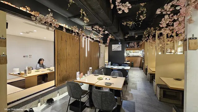 歐買尬日式海鮮丼飯串燒市民二店用餐區