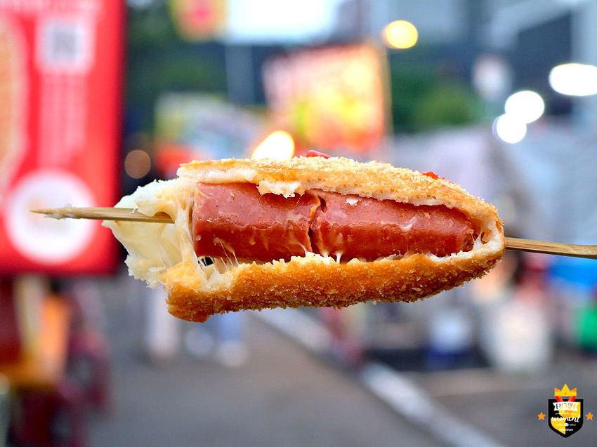 台南米熱狗／夜市限定一週只賣2天／一咬開就爆漿牽絲／手工製作每日限量／吃過一次就愛上／連外國人都愛吃／韓國特色小吃