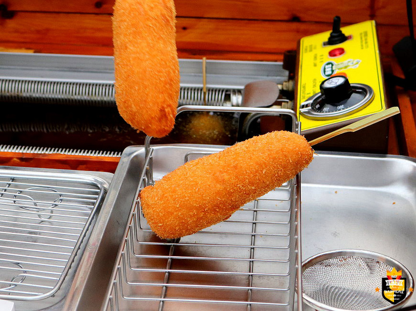 台南米熱狗／夜市限定一週只賣2天／一咬開就爆漿牽絲／手工製作每日限量／吃過一次就愛上／連外國人都愛吃／韓國特色小吃