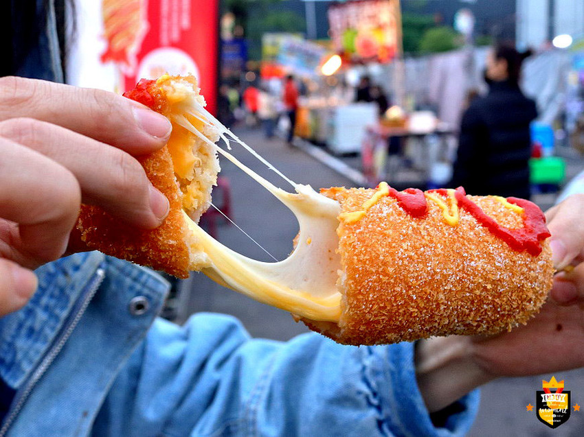 台南米熱狗／夜市限定一週只賣2天／一咬開就爆漿牽絲／手工製作每日限量／吃過一次就愛上／連外國人都愛吃／韓國特色小吃