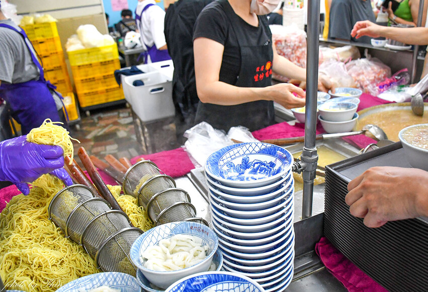 湯從鋼管下來超級酷 在地經營超過40年，永遠都要大排長龍才吃得到