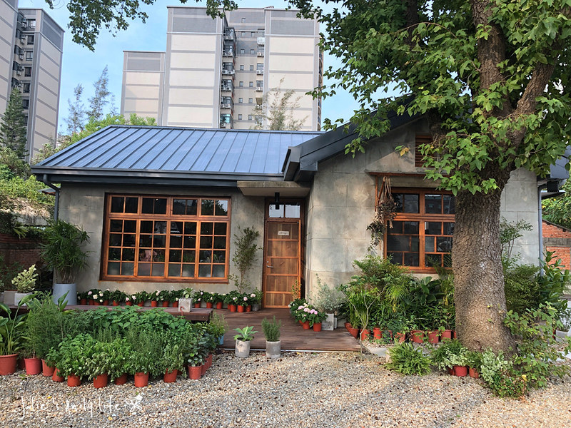 Glowcafe,一日遊,二手書,二手書店,將軍村,將軍村 影咖啡,將軍村 餐廳,將軍村市集,市集,新竹,新竹 將軍村,新竹將軍村,新竹市好吃,新竹市將軍村,新竹貨櫃市集,早午餐,林記冬粉鴨,玫瑰色二手書,甜點,老屋,花店,鴨肉 @跟著Julie一起走吧