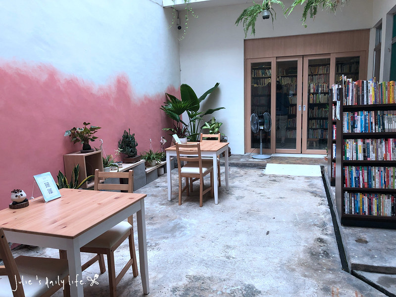 Glowcafe,一日遊,二手書,二手書店,將軍村,將軍村 影咖啡,將軍村 餐廳,將軍村市集,市集,新竹,新竹 將軍村,新竹將軍村,新竹市好吃,新竹市將軍村,新竹貨櫃市集,早午餐,林記冬粉鴨,玫瑰色二手書,甜點,老屋,花店,鴨肉 @跟著Julie一起走吧