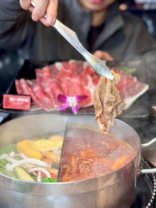 西門美食 | 火鍋霸主《新馬辣經典麻辣鍋 峨嵋店 Plus+》$798 和牛海鮮百種食材吃到飽 - 雁雁|美食 旅遊 生活娛樂