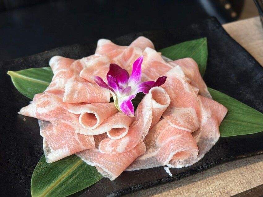 西門美食 | 火鍋霸主《新馬辣經典麻辣鍋 峨嵋店 Plus+》$798 和牛海鮮百種食材吃到飽 - 雁雁|美食 旅遊 生活娛樂