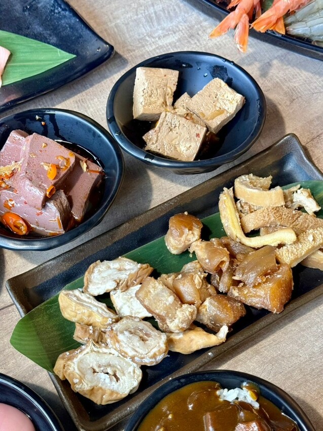 西門美食 | 火鍋霸主《新馬辣經典麻辣鍋 峨嵋店 Plus+》$798 和牛海鮮百種食材吃到飽 - 雁雁|美食 旅遊 生活娛樂