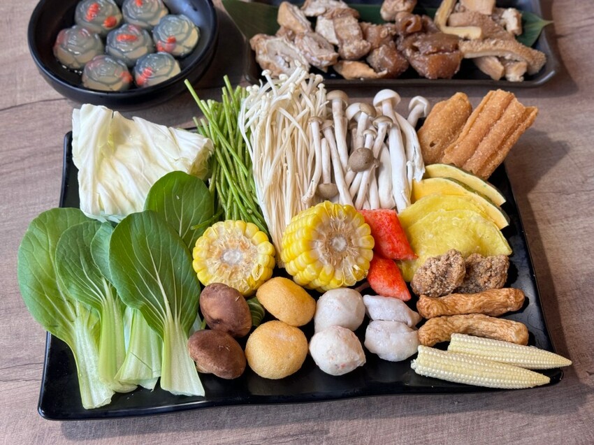 西門美食 | 火鍋霸主《新馬辣經典麻辣鍋 峨嵋店 Plus+》$798 和牛海鮮百種食材吃到飽 - 雁雁|美食 旅遊 生活娛樂