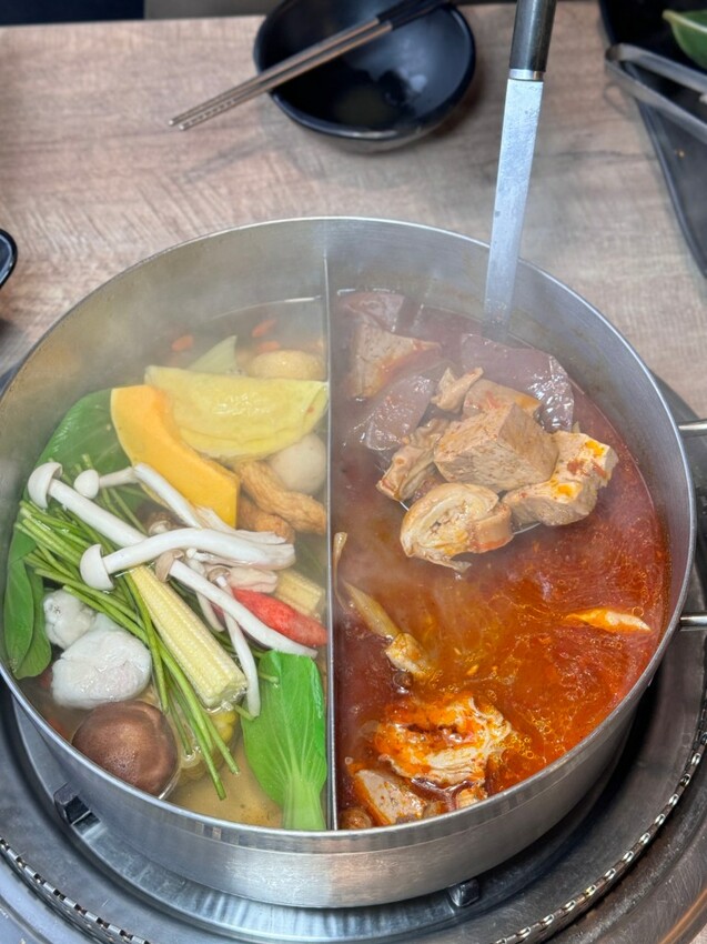 西門美食 | 火鍋霸主《新馬辣經典麻辣鍋 峨嵋店 Plus+》$798 和牛海鮮百種食材吃到飽 - 雁雁|美食 旅遊 生活娛樂