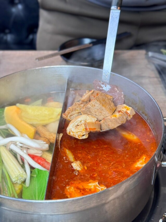 西門美食 | 火鍋霸主《新馬辣經典麻辣鍋 峨嵋店 Plus+》$798 和牛海鮮百種食材吃到飽 - 雁雁|美食 旅遊 生活娛樂