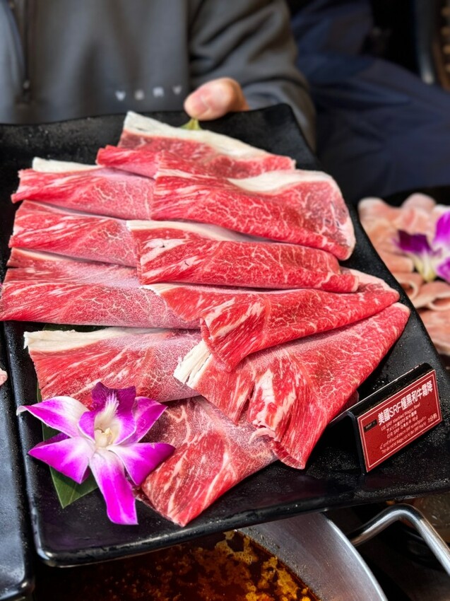 西門美食 | 火鍋霸主《新馬辣經典麻辣鍋 峨嵋店 Plus+》$798 和牛海鮮百種食材吃到飽 - 雁雁|美食 旅遊 生活娛樂