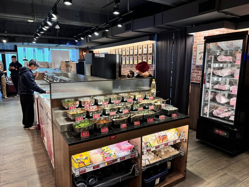 西門美食 | 火鍋霸主《新馬辣經典麻辣鍋 峨嵋店 Plus+》$798 和牛海鮮百種食材吃到飽 - 雁雁|美食 旅遊 生活娛樂