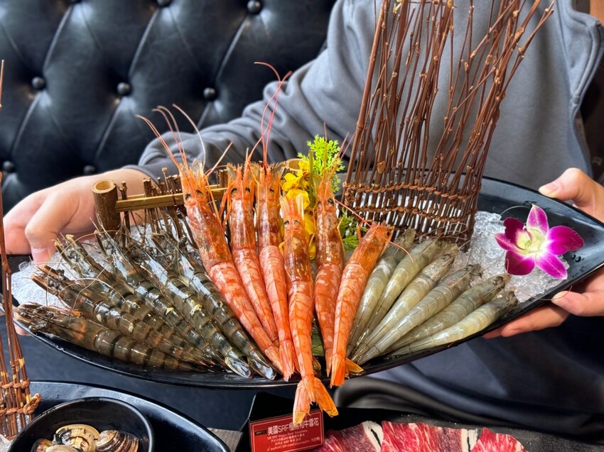 西門美食 | 火鍋霸主《新馬辣經典麻辣鍋 峨嵋店 Plus+》$798 和牛海鮮百種食材吃到飽 - 雁雁|美食 旅遊 生活娛樂