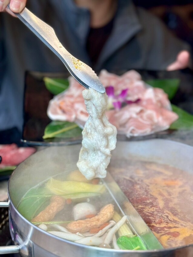 西門美食 | 火鍋霸主《新馬辣經典麻辣鍋 峨嵋店 Plus+》$798 和牛海鮮百種食材吃到飽 - 雁雁|美食 旅遊 生活娛樂