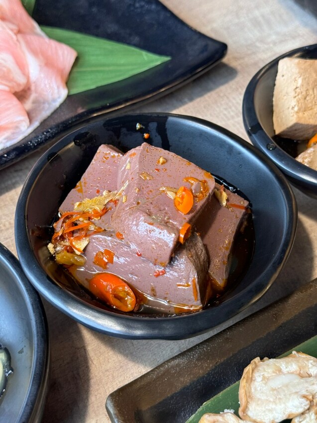 西門美食 | 火鍋霸主《新馬辣經典麻辣鍋 峨嵋店 Plus+》$798 和牛海鮮百種食材吃到飽 - 雁雁|美食 旅遊 生活娛樂