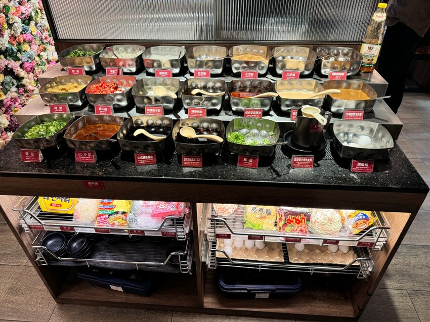 西門美食 | 火鍋霸主《新馬辣經典麻辣鍋 峨嵋店 Plus+》$798 和牛海鮮百種食材吃到飽 - 雁雁|美食 旅遊 生活娛樂