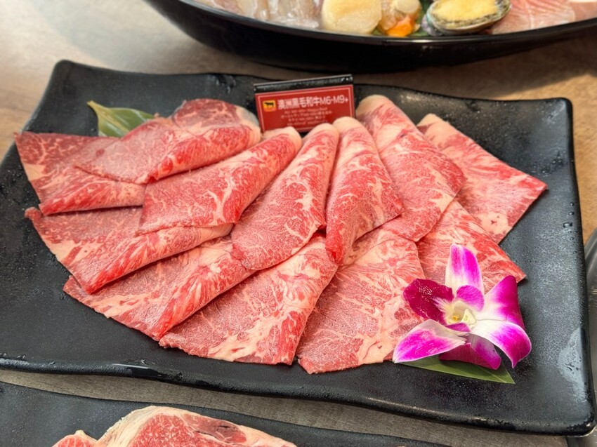 西門美食 | 火鍋霸主《新馬辣經典麻辣鍋 峨嵋店 Plus+》$798 和牛海鮮百種食材吃到飽 - 雁雁|美食 旅遊 生活娛樂