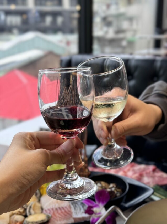 西門美食 | 火鍋霸主《新馬辣經典麻辣鍋 峨嵋店 Plus+》$798 和牛海鮮百種食材吃到飽 - 雁雁|美食 旅遊 生活娛樂