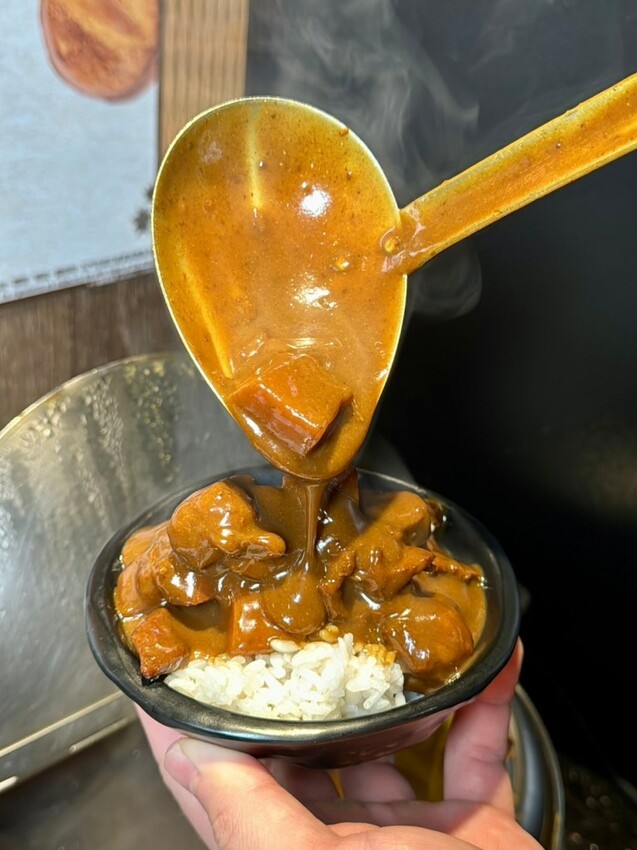 西門美食 | 火鍋霸主《新馬辣經典麻辣鍋 峨嵋店 Plus+》$798 和牛海鮮百種食材吃到飽 - 雁雁|美食 旅遊 生活娛樂