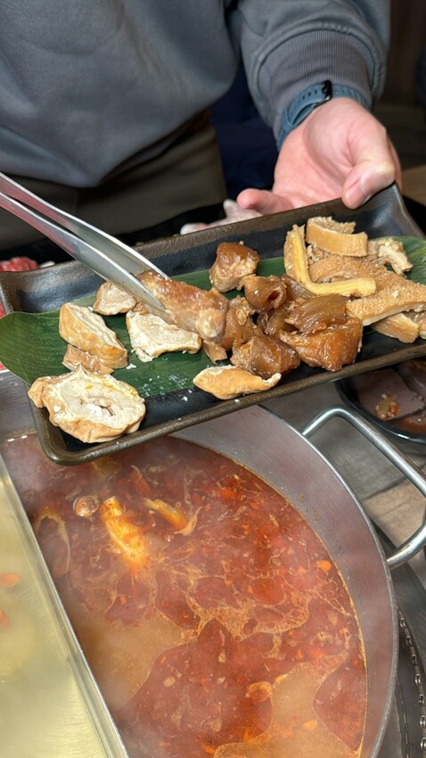 西門美食 | 火鍋霸主《新馬辣經典麻辣鍋 峨嵋店 Plus+》$798 和牛海鮮百種食材吃到飽 - 雁雁|美食 旅遊 生活娛樂