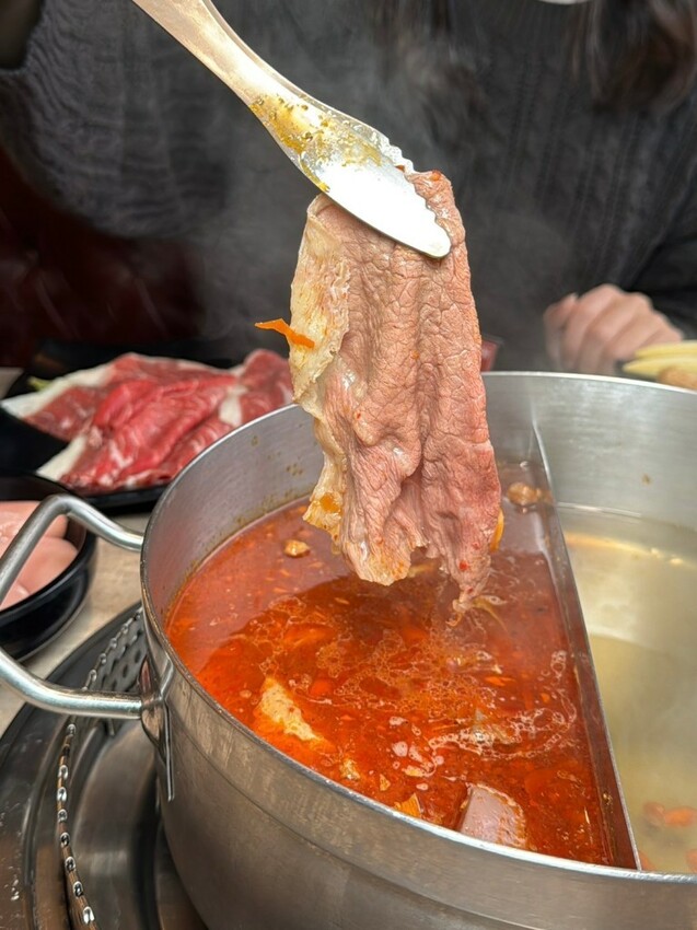 西門美食 | 火鍋霸主《新馬辣經典麻辣鍋 峨嵋店 Plus+》$798 和牛海鮮百種食材吃到飽 - 雁雁|美食 旅遊 生活娛樂