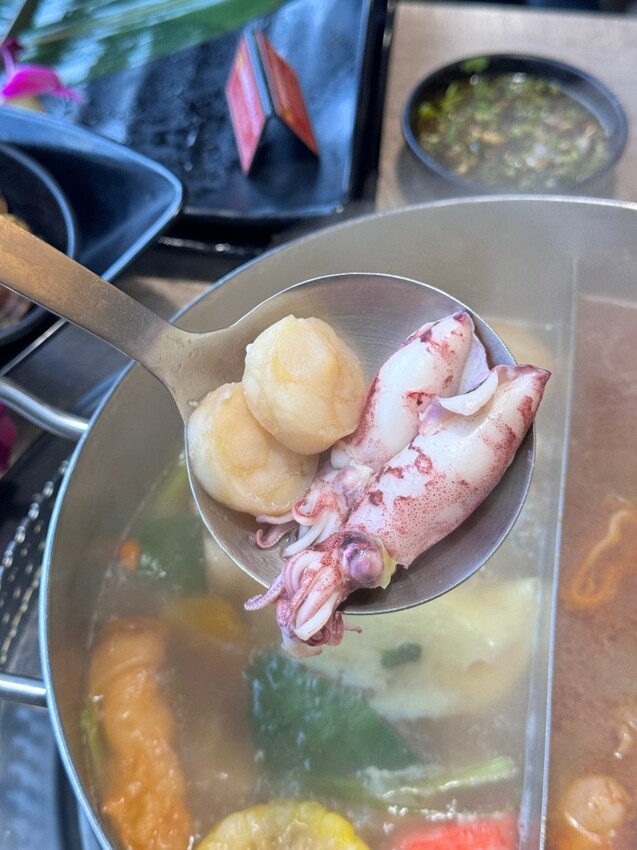 西門美食 | 火鍋霸主《新馬辣經典麻辣鍋 峨嵋店 Plus+》$798 和牛海鮮百種食材吃到飽 - 雁雁|美食 旅遊 生活娛樂