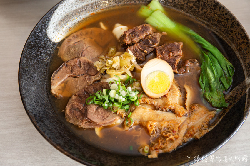 最便宜一碗牛肉麵只要九十元！竹東超人氣牛肉麵店還有自助咖啡機！新竹美食小吃推薦