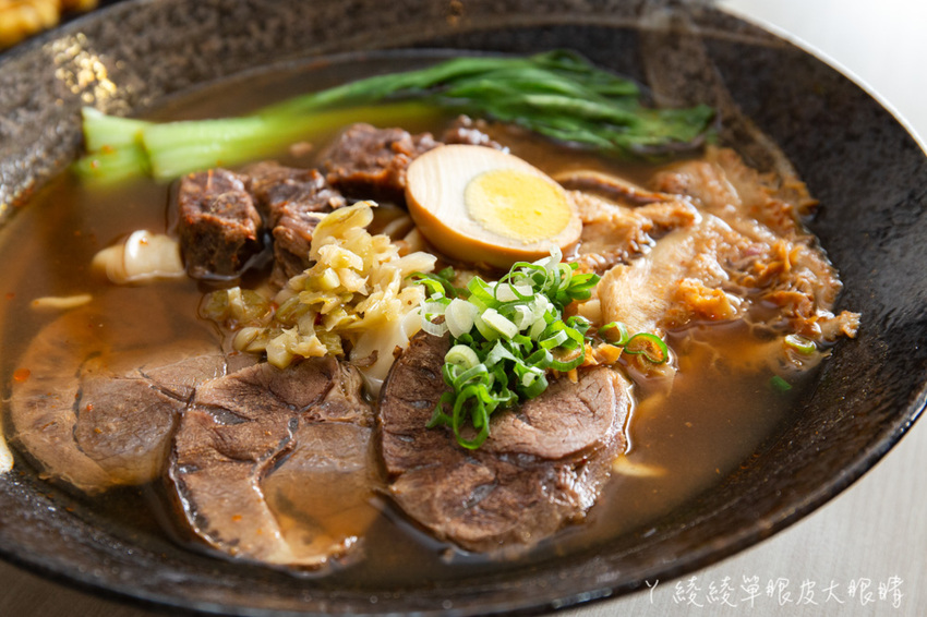 最便宜一碗牛肉麵只要九十元！竹東超人氣牛肉麵店還有自助咖啡機！新竹美食小吃推薦