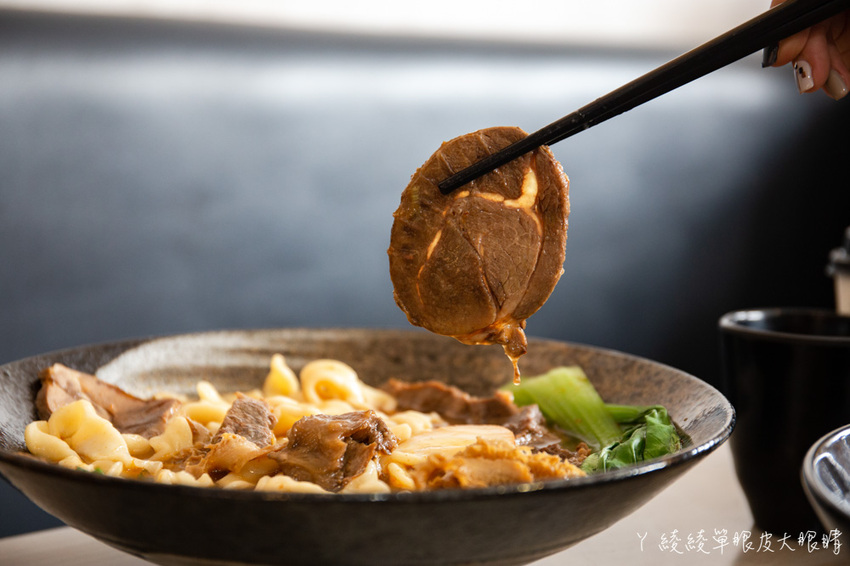 最便宜一碗牛肉麵只要九十元！竹東超人氣牛肉麵店還有自助咖啡機！新竹美食小吃推薦