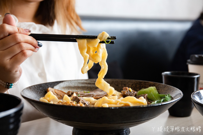 最便宜一碗牛肉麵只要九十元！竹東超人氣牛肉麵店還有自助咖啡機！新竹美食小吃推薦