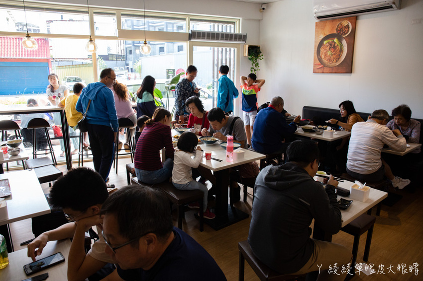 最便宜一碗牛肉麵只要九十元！竹東超人氣牛肉麵店還有自助咖啡機！新竹美食小吃推薦