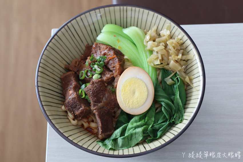 最便宜一碗牛肉麵只要九十元！竹東超人氣牛肉麵店還有自助咖啡機！新竹美食小吃推薦