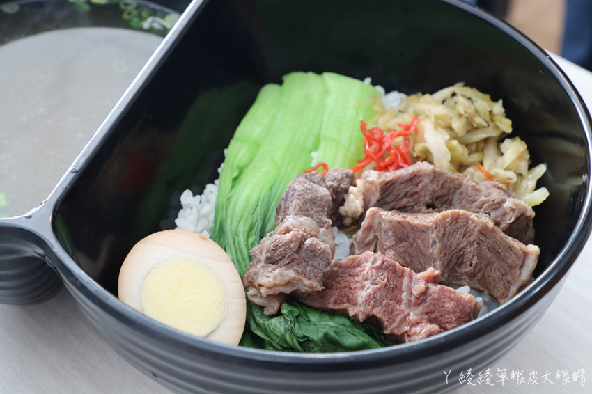 最便宜一碗牛肉麵只要九十元！竹東超人氣牛肉麵店還有自助咖啡機！新竹美食小吃推薦