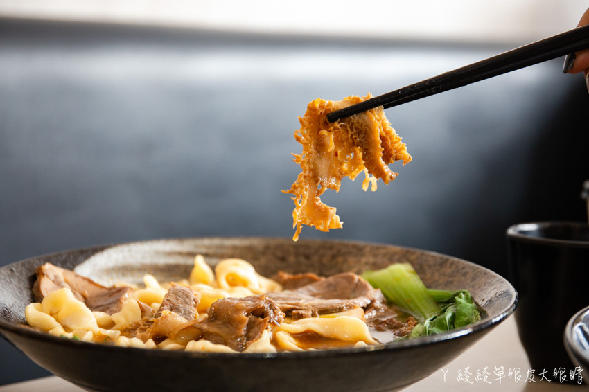 最便宜一碗牛肉麵只要九十元！竹東超人氣牛肉麵店還有自助咖啡機！新竹美食小吃推薦