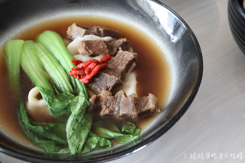 最便宜一碗牛肉麵只要九十元！竹東超人氣牛肉麵店還有自助咖啡機！新竹美食小吃推薦