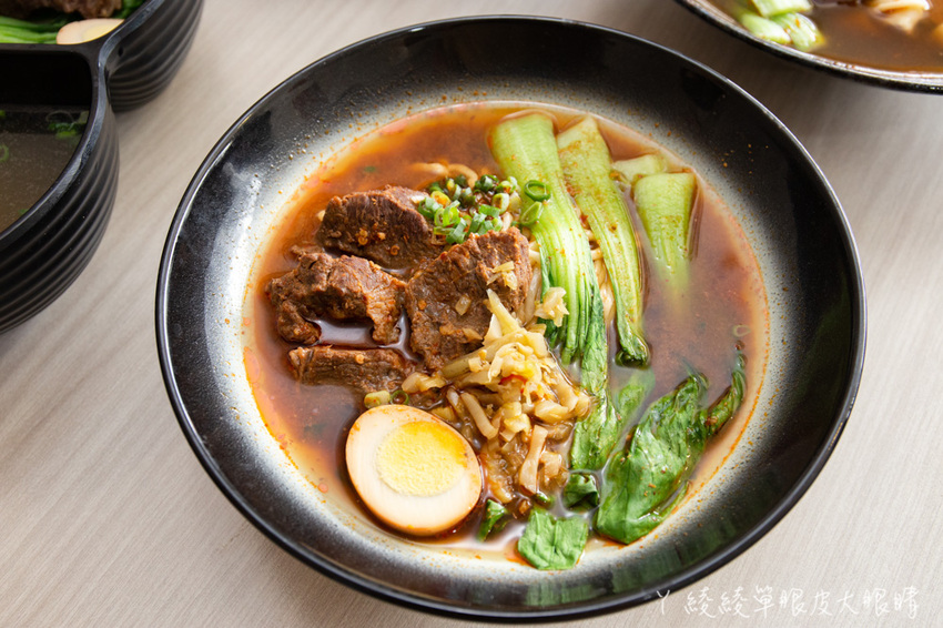 最便宜一碗牛肉麵只要九十元！竹東超人氣牛肉麵店還有自助咖啡機！新竹美食小吃推薦
