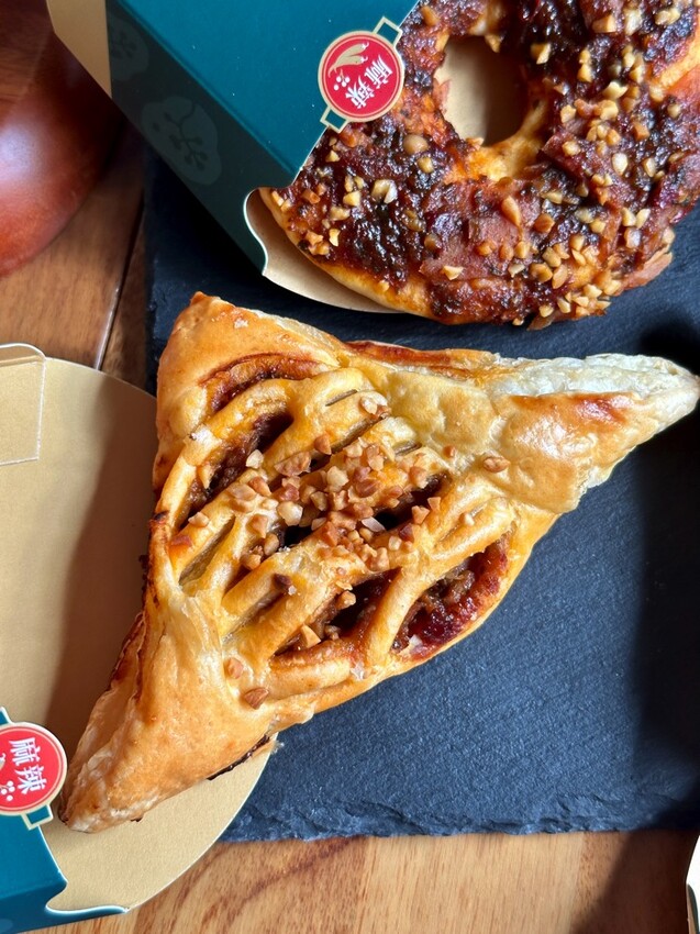 開箱｜Mister Donut 新品：Mister Donut x 青花驕聯名推出7款甜辣風、鹹辣派點心.鹹甜辣新滋味讓你味蕾一新！ - 進食的巨鼠