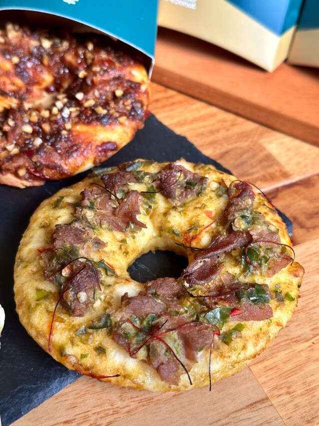 開箱｜Mister Donut 新品：Mister Donut x 青花驕聯名推出7款甜辣風、鹹辣派點心.鹹甜辣新滋味讓你味蕾一新！ - 進食的巨鼠