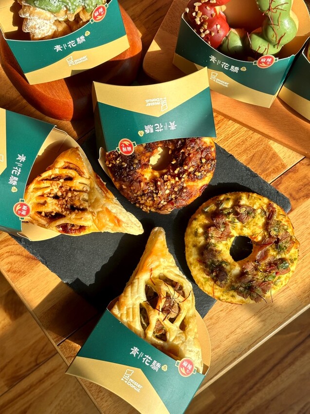 開箱｜Mister Donut 新品：Mister Donut x 青花驕聯名推出7款甜辣風、鹹辣派點心.鹹甜辣新滋味讓你味蕾一新！ - 進食的巨鼠